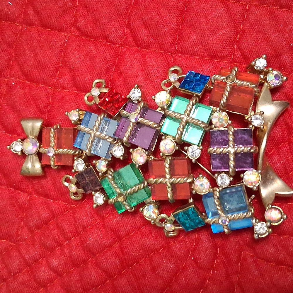 2007 AVON CHRISTMAS TREE PIN